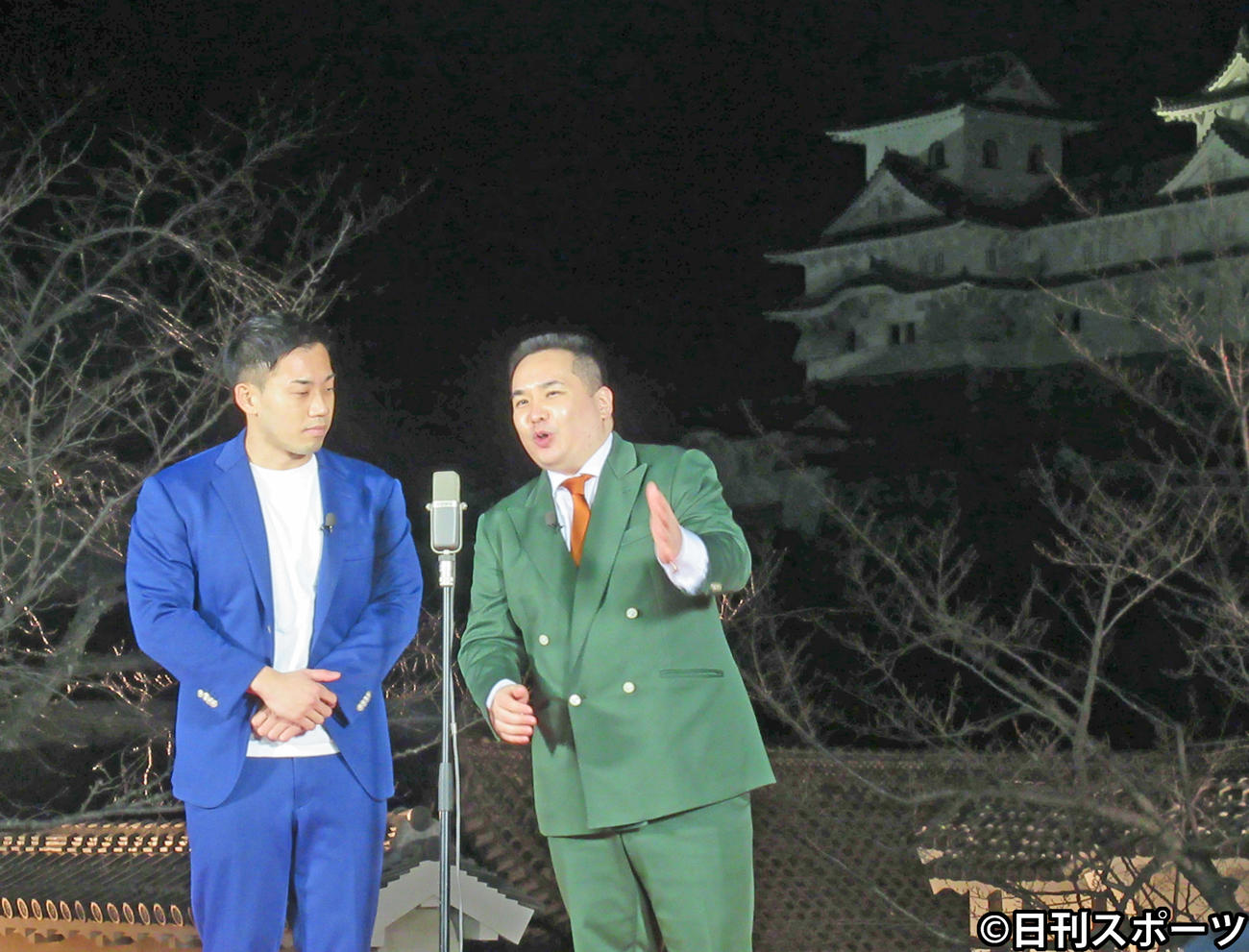姫路城を背景に漫才を披露するミルクボーイの内海崇（右）と駒場孝（撮影・星名希実）