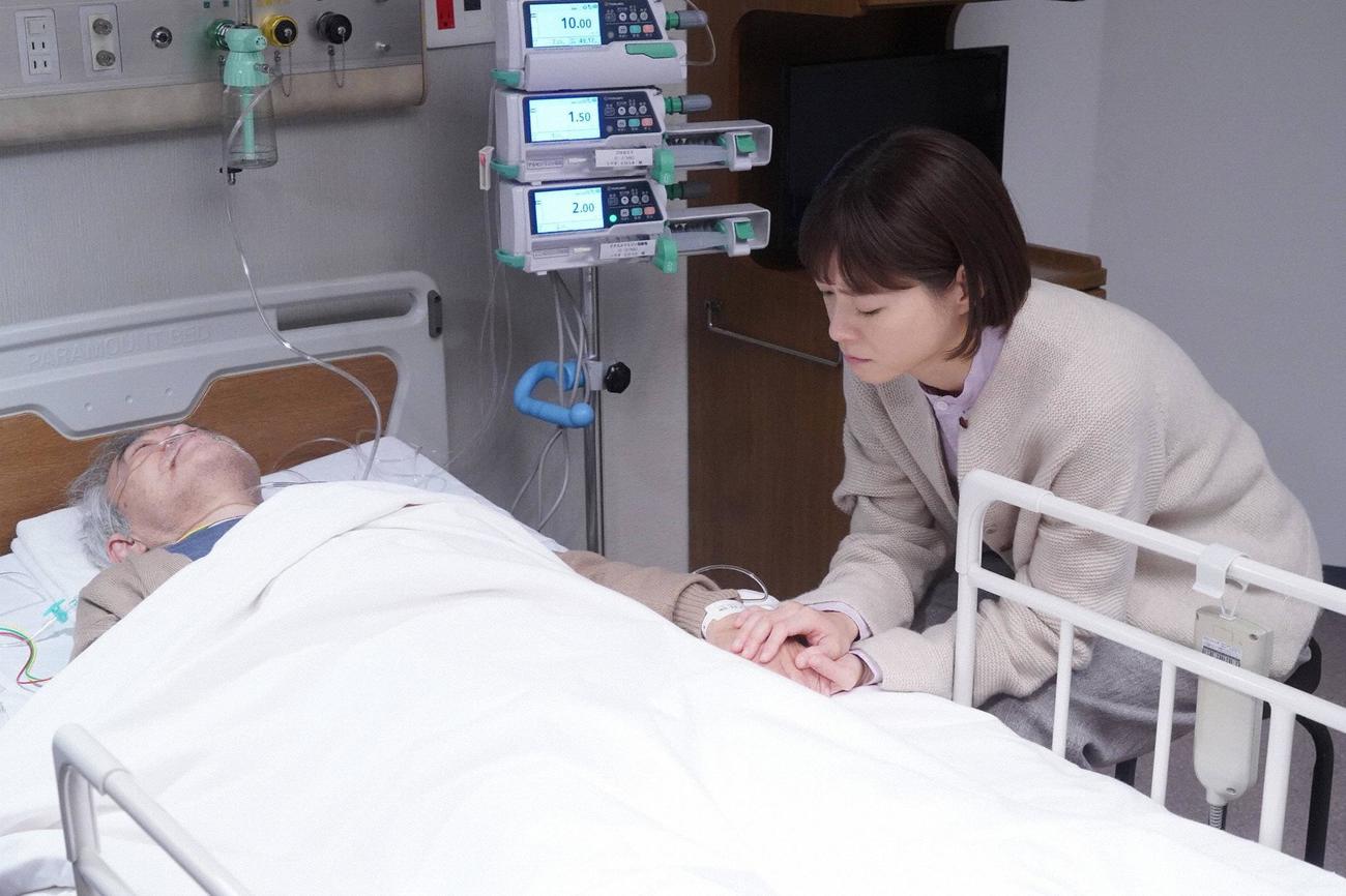 入院中だった祖父の浩之（柄本明・左）のもとへ駆けつけた朝顔（上野樹里）（C）フジテレビ