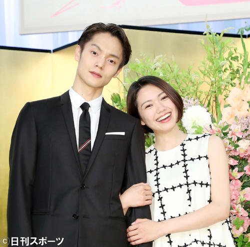 NHK連続テレビ小説「エール」に出演する窪田正孝(左)と二階堂ふみ(19年6月撮影)