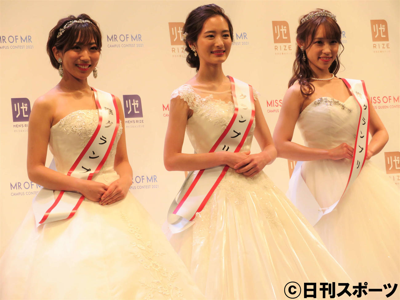 グランプリを受賞した神谷明采さん（真ん中）と準グランプリを受賞した山本瑠香さん（右）と小川奏さん（左）（撮影・三須佳夏）