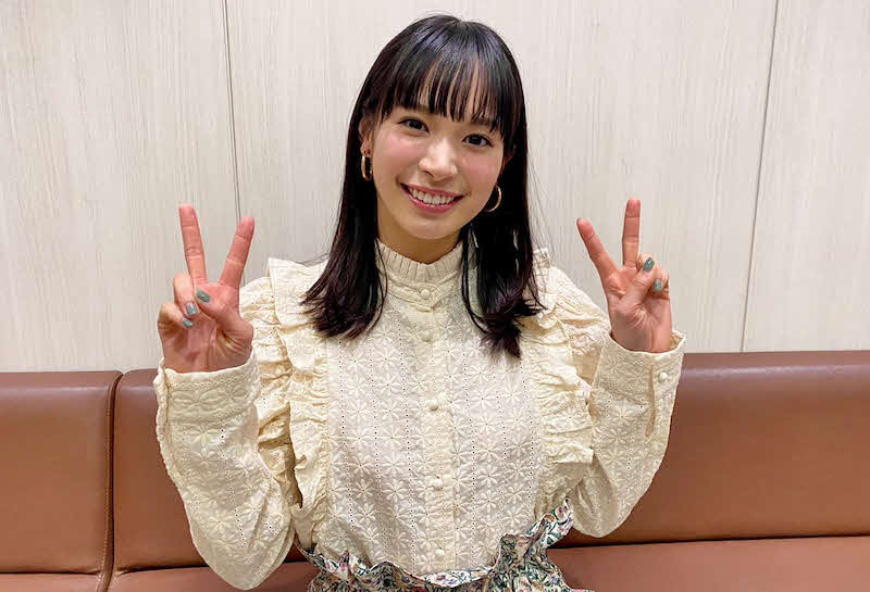 Wピースする関水渚（アノニマス～警視庁“指殺人”対策室～　ブログより）