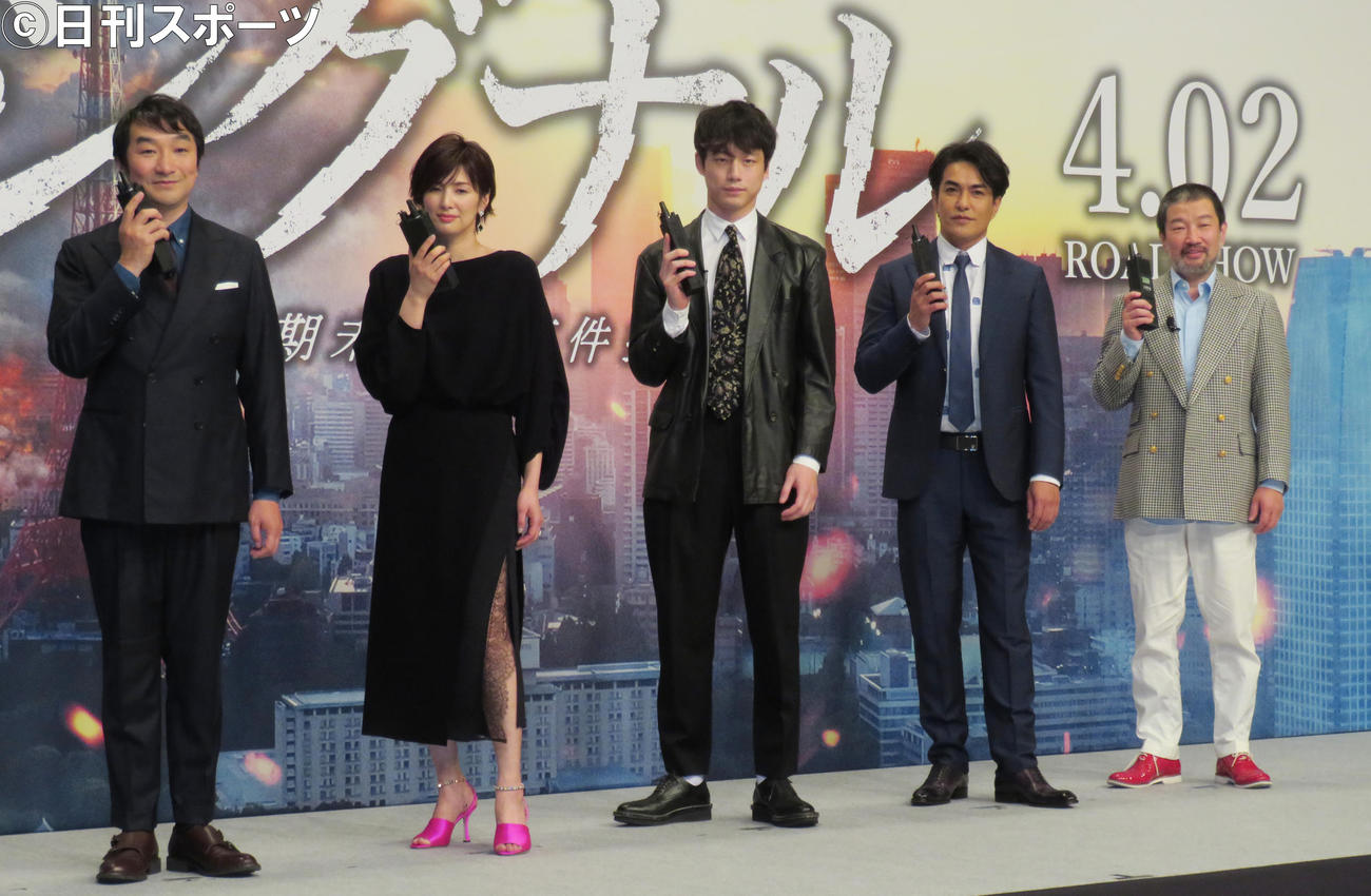 完成報告会に出席した、左から池田鉄洋、吉瀬美智子、坂口健太郎、北村一輝、木村祐一（撮影・佐藤勝亮）