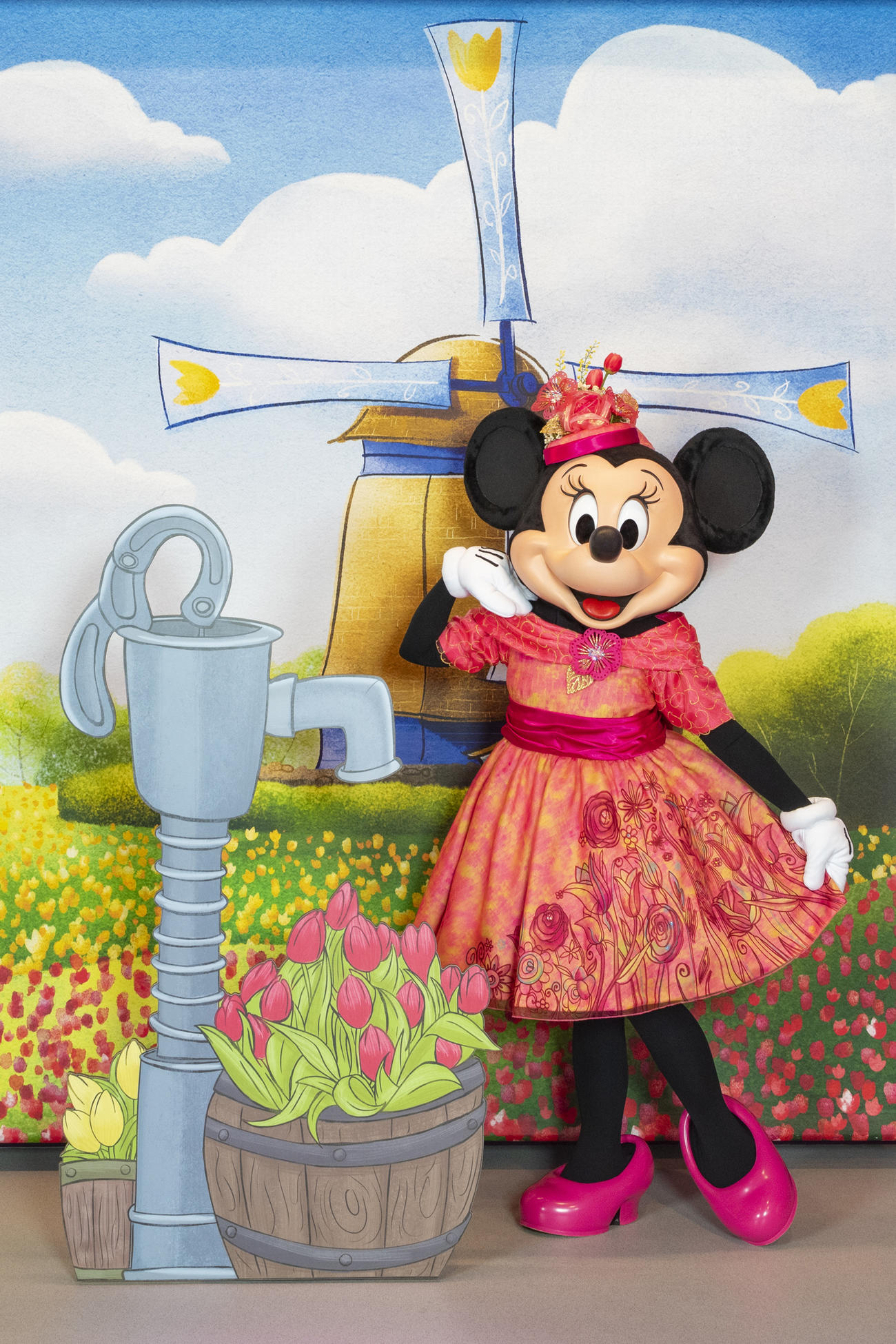 春らしいファッションをお披露目したミニーマウス（C）Disney