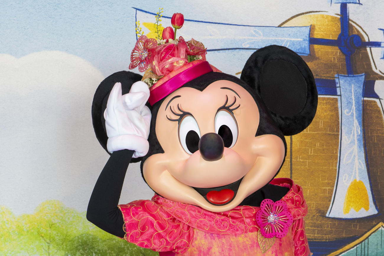 春らしいファッションをお披露目したミニーマウス（C）Disney