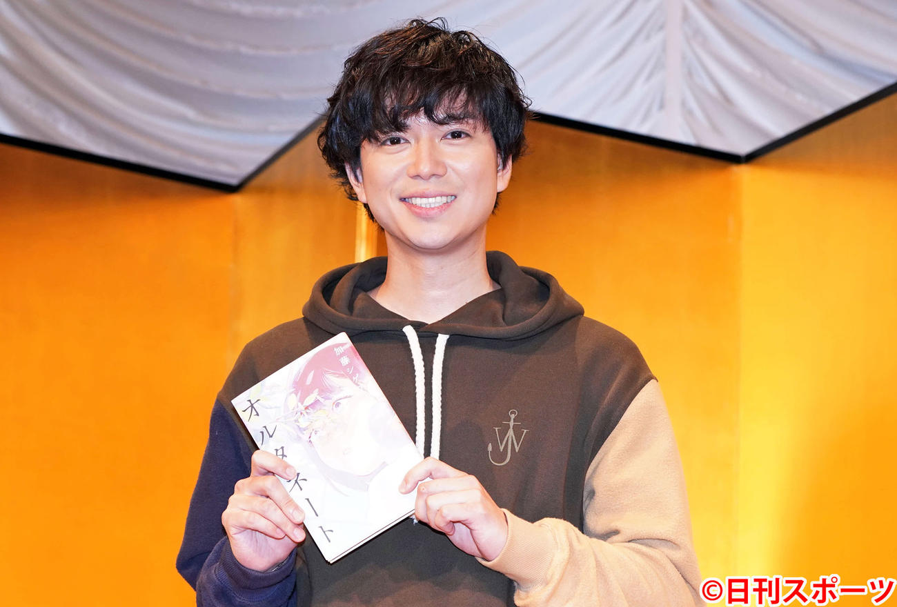 「オルタネート」で吉川英治文学新人賞に輝いたNEWSの加藤シゲアキは笑顔（撮影・鈴木みどり）