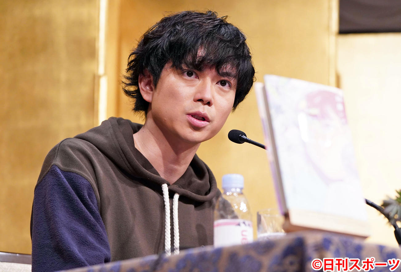 「オルタネート」で吉川英治文学新人賞に輝いたNEWSの加藤シゲアキは会見に臨む（撮影・鈴木みどり）