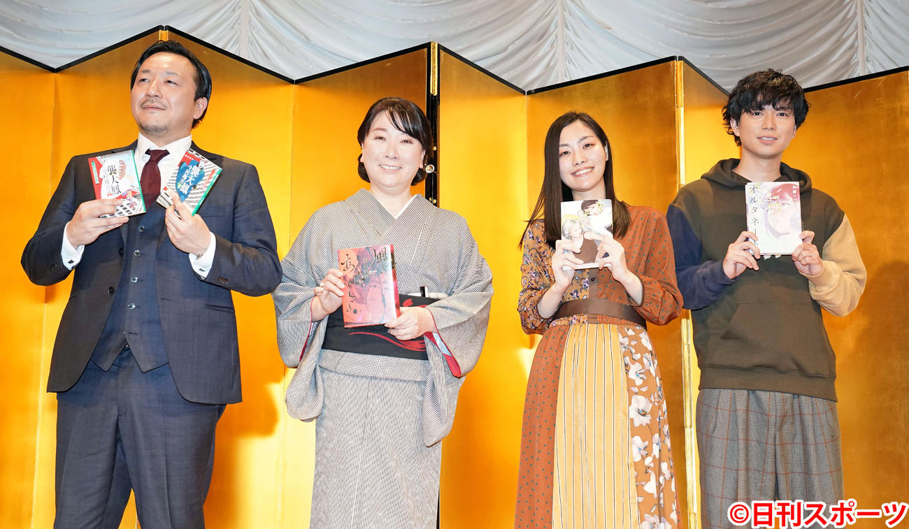 「オルタネート」で吉川英治文学新人賞に輝いたNEWSの加藤シゲアキ（右）。左から吉川英治文庫賞の今村翔吾さん、吉川英治文学賞の村山由佳さん、吉川英治文学新人賞の武田綾乃さん（撮影・鈴木みどり）