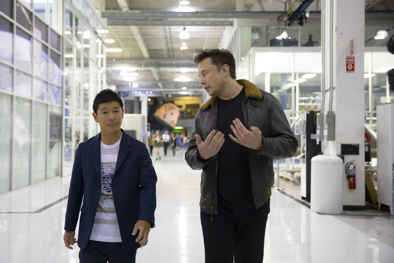 18年9月17日に米ロサンゼルスで会見を開いた際、語り合う前澤友作氏（左）とイーロン・マスク氏