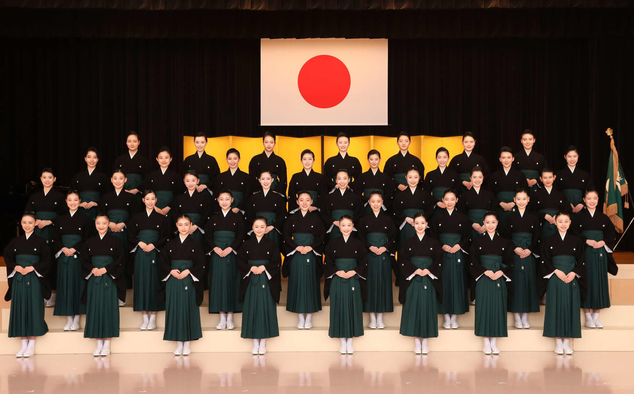 宝塚音楽学校の卒業式に臨んだ107期生39人