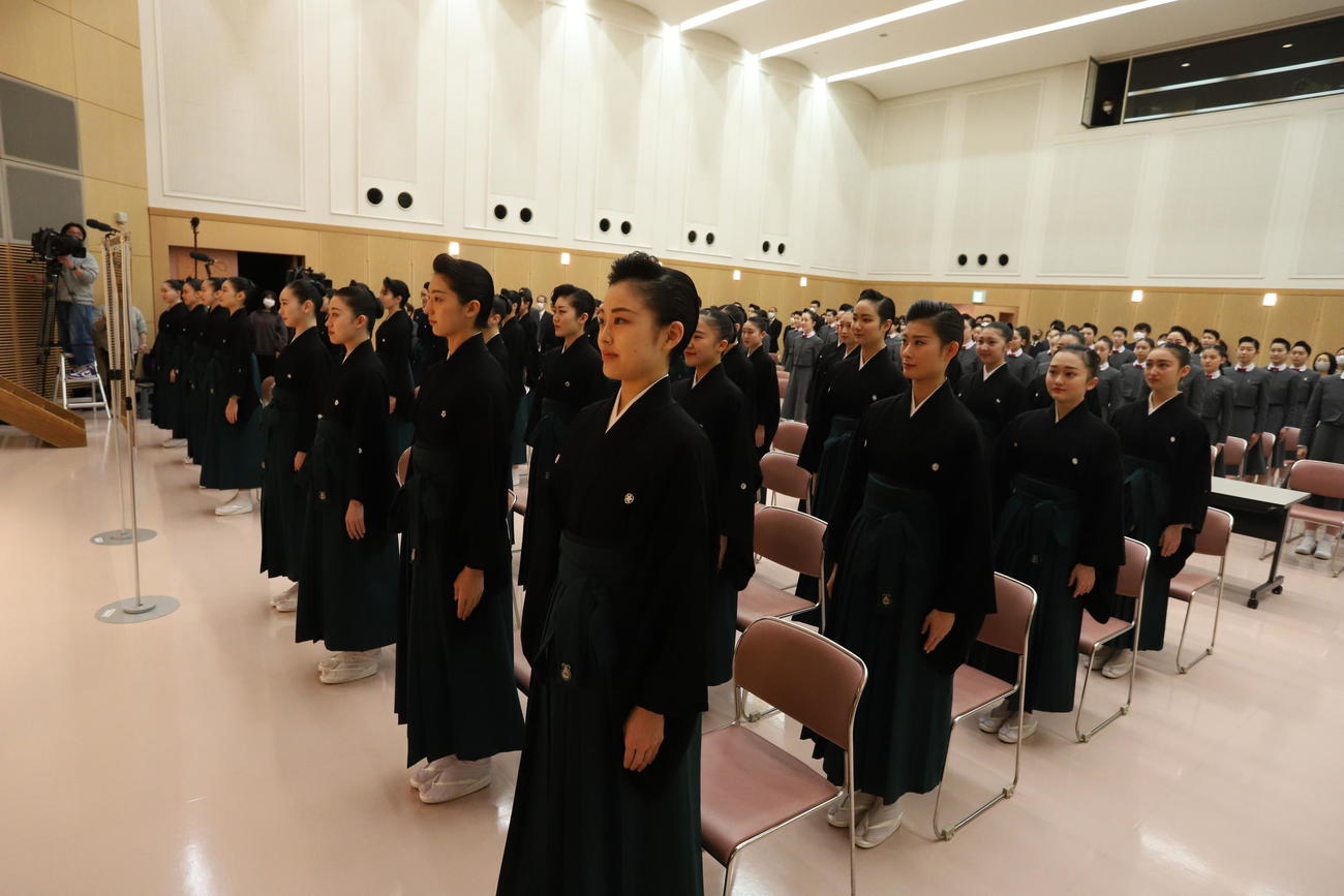 宝塚音楽学校の107期生卒業式は、校内講堂で行われた