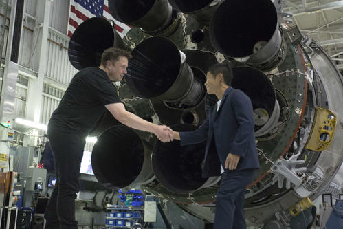 18年9月17日に米ロサンゼルスで会見を開いた際、握手する前澤友作氏(右)とイーロン・マスク氏
