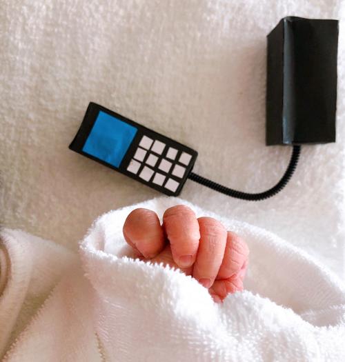 2日に誕生した平野ノラの赤ちゃんの手とミニ電話