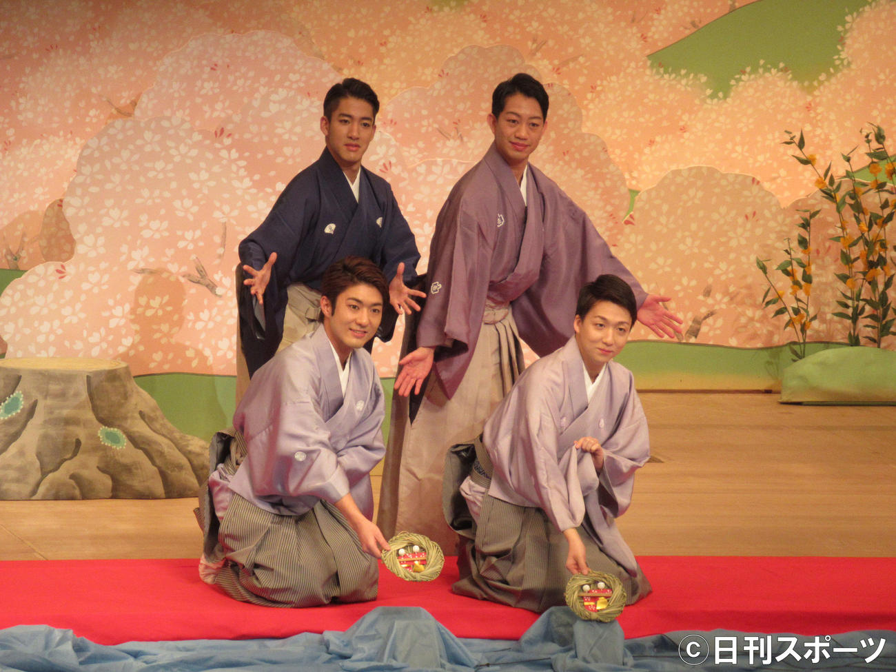 南座で「流し雛」を行った後列右から中村壱太郎、尾上右近。前列右から中村米吉、中村橋之助（撮影・星名希実）