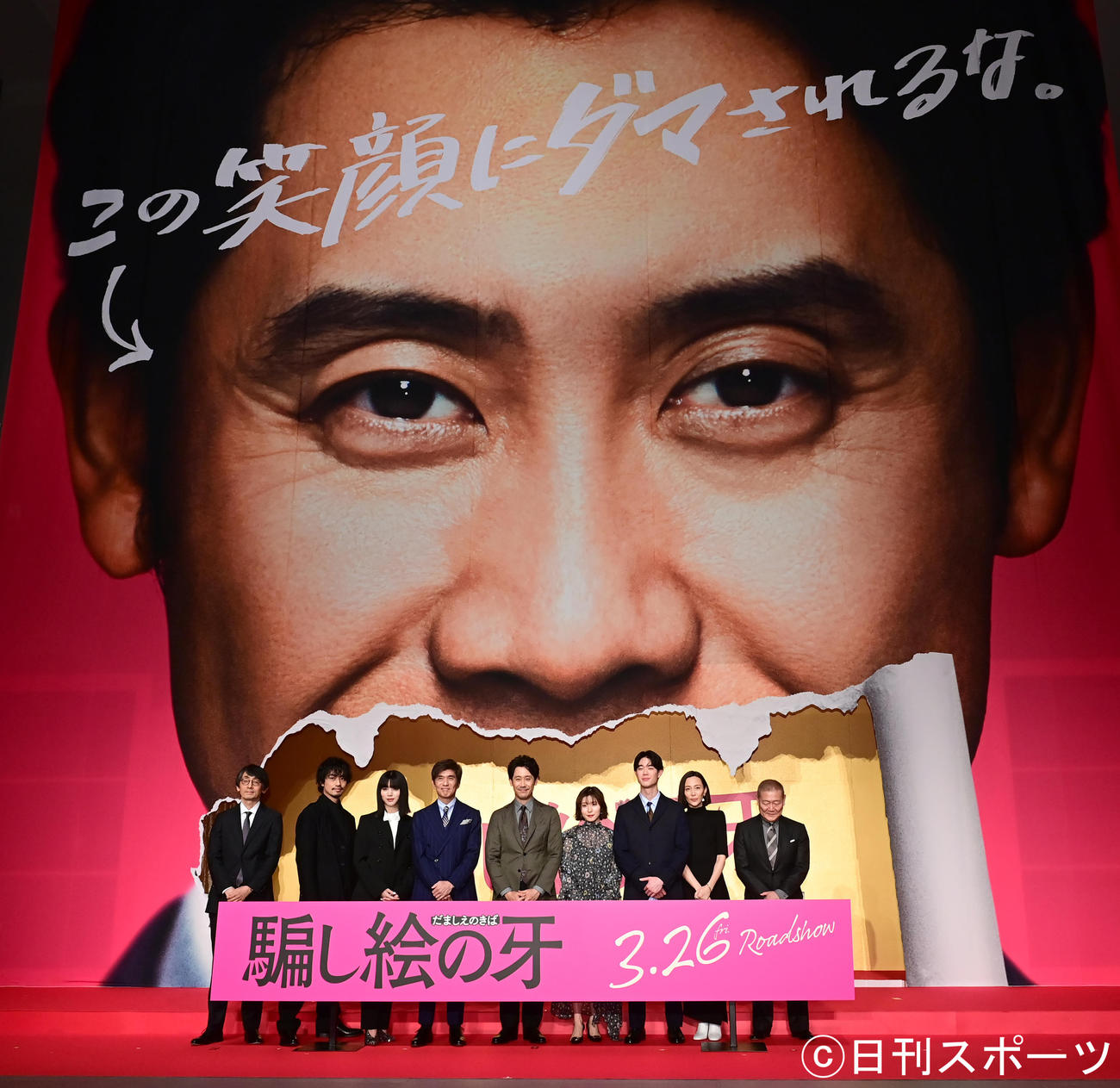 映画「騙し絵の牙」だまし合いバトル開幕式で記念撮影に臨む、左から吉田大八監督、斎藤工、池田エライザ、佐藤浩市、大泉洋、松岡茉優、宮沢永魚、木村佳乃、国村隼（撮影・小沢裕）