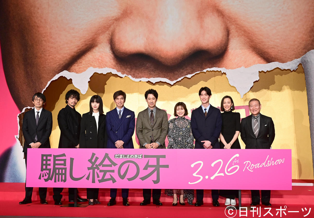 映画「騙し絵の牙」だまし合いバトル開幕式で記念撮影に臨む、左から吉田大八監督、斎藤工、池田エライザ、佐藤浩市、大泉洋、松岡茉優、宮沢氷魚、木村佳乃、国村隼（撮影・小沢裕）