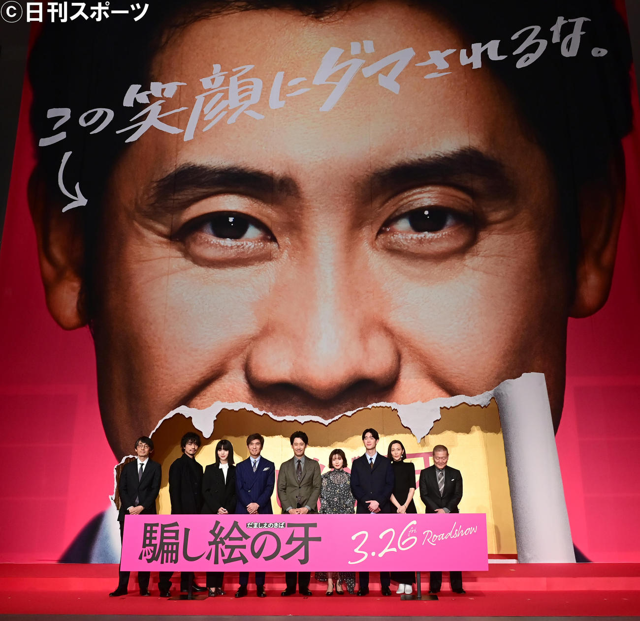 映画「騙し絵の牙」だまし合いバトル開幕式で記念撮影に臨む、左から吉田大八監督、斎藤工、池田エライザ、佐藤浩市、大泉洋、松岡茉優、宮沢氷魚、木村佳乃、国村隼（撮影・小沢裕）