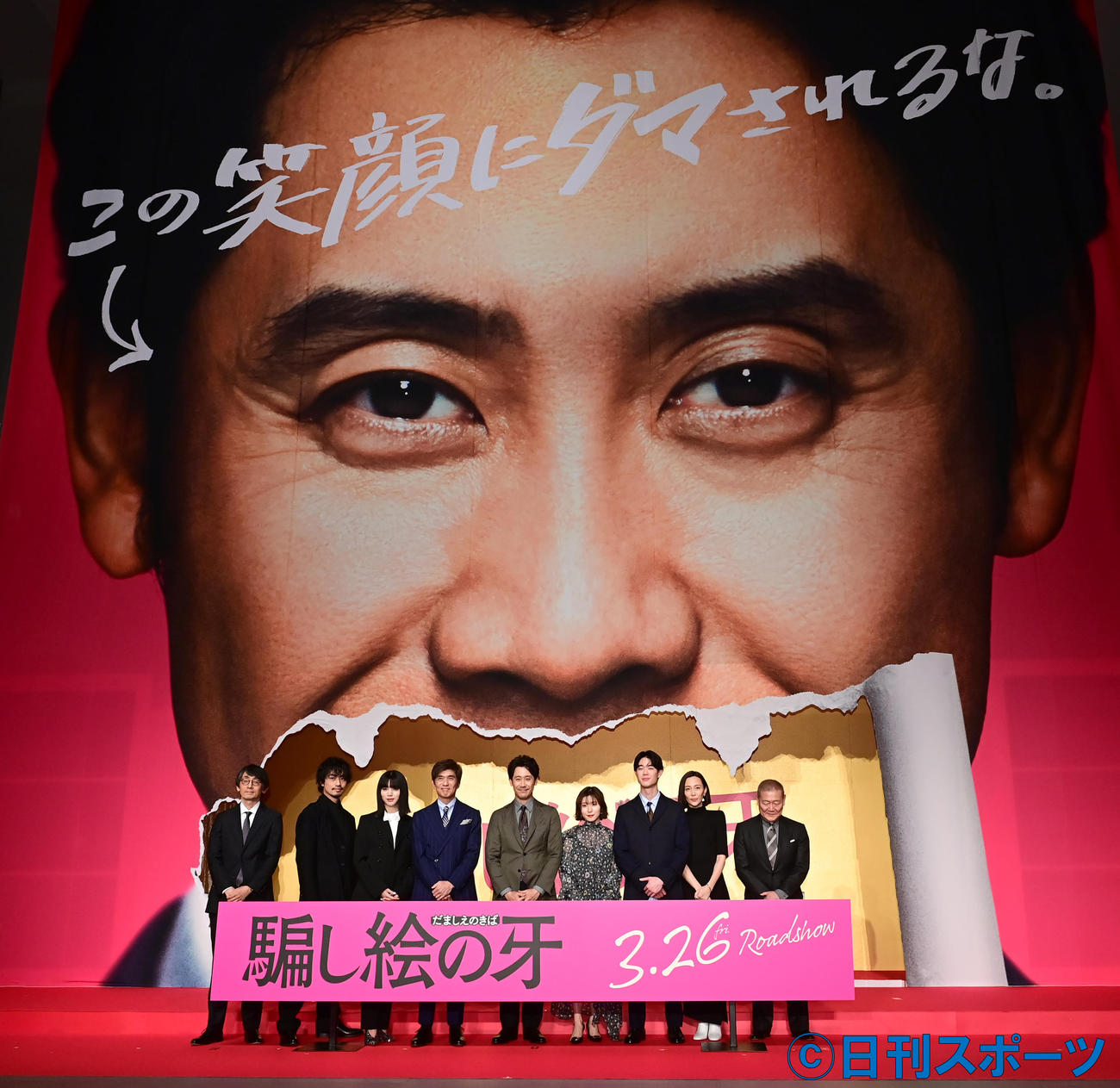 映画「騙し絵の牙」だまし合いバトル開幕式で記念撮影に臨む、左から吉田大八監督、斎藤工、池田エライザ、佐藤浩市、大泉洋、松岡茉優、宮沢永魚、木村佳乃、国村隼（撮影・小沢裕）