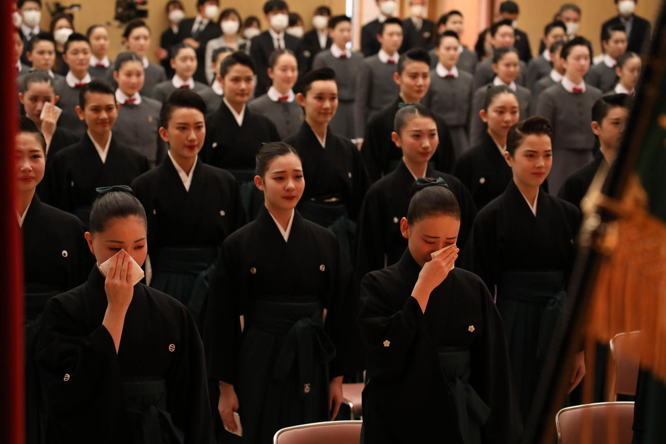 宝塚音楽学校で卒業式を行い、午後からの入団式に臨んだ107期生