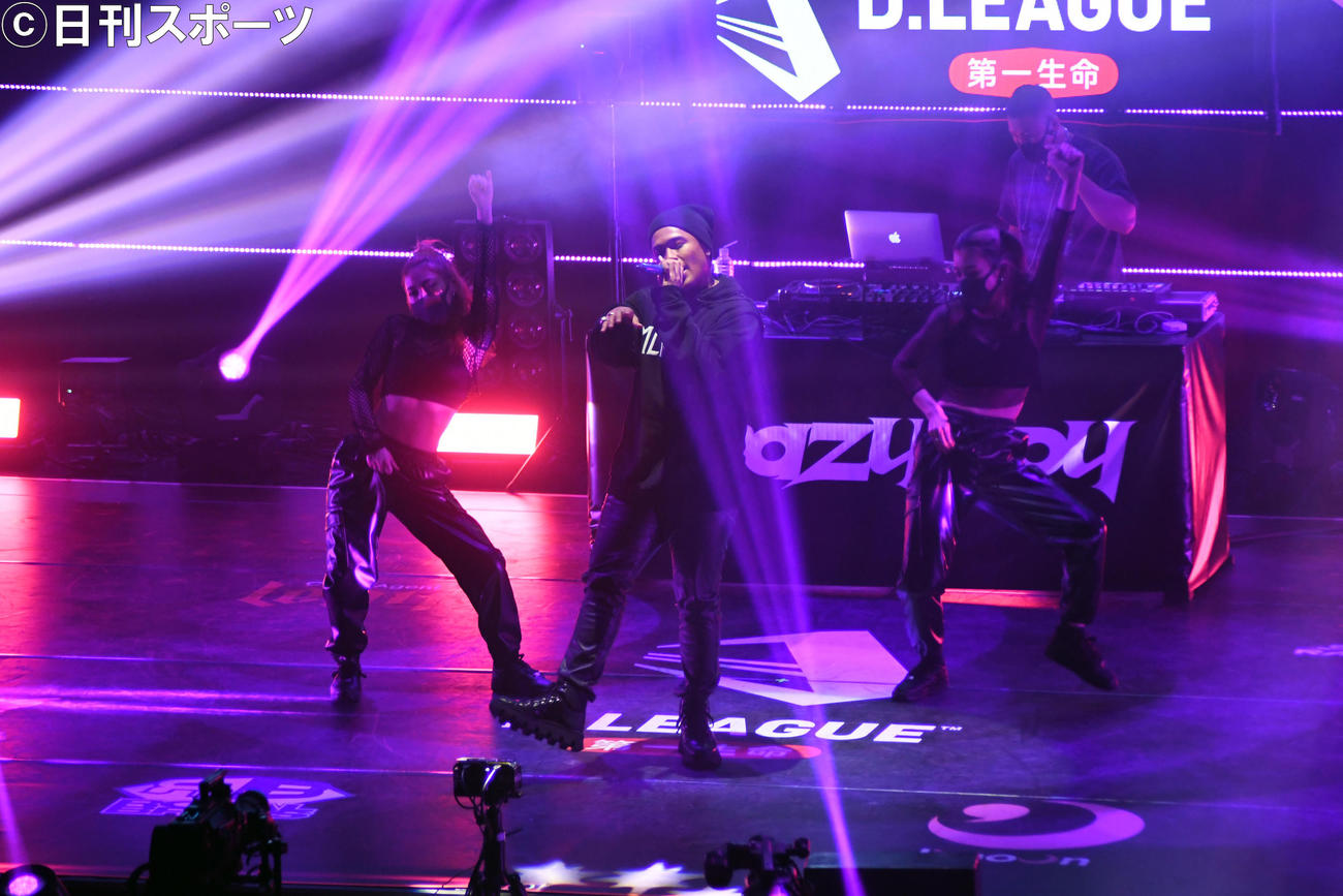 D．LEAGUE第5戦のゲストアーティストとしてパフォーマンスするCrazyBoy（撮影・大友陽平）