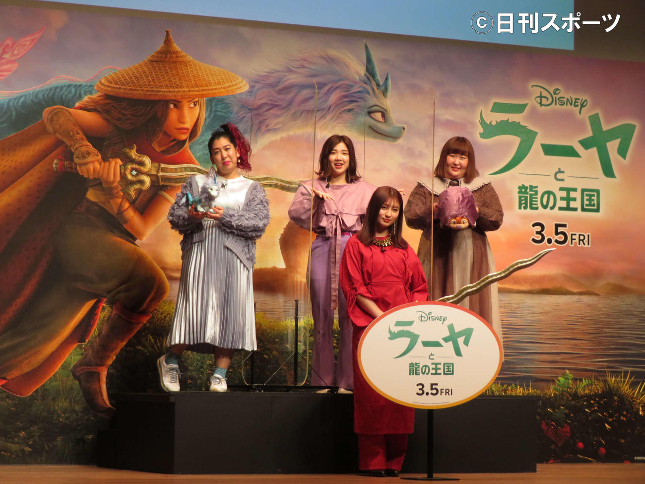 アニメ映画「ラーヤと龍の王国」イベントに登壇した前列は吉川愛、後列左から3時のヒロインの、ゆめっち、福田麻貴、かなで（撮影・村上幸将）