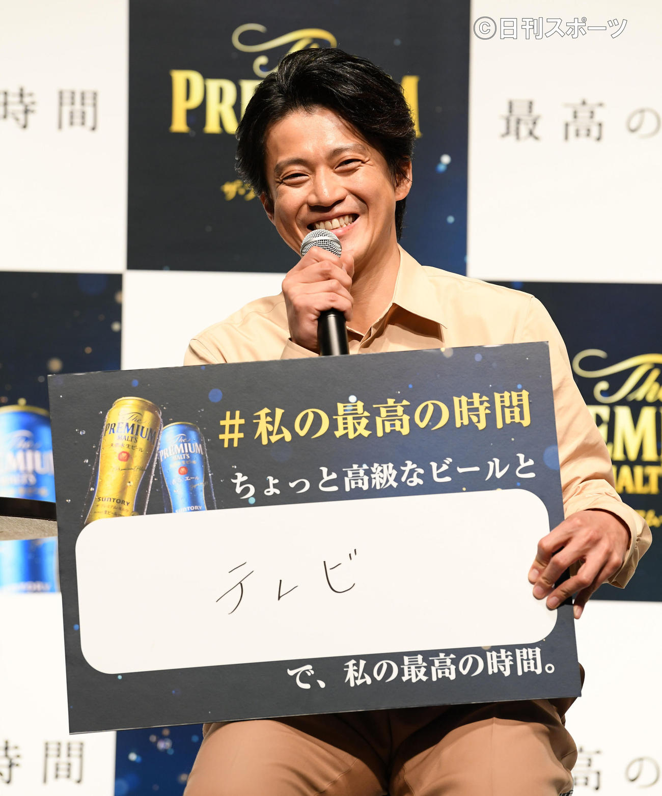 フリップを手に笑顔を見せる小栗旬（撮影・横山健太）