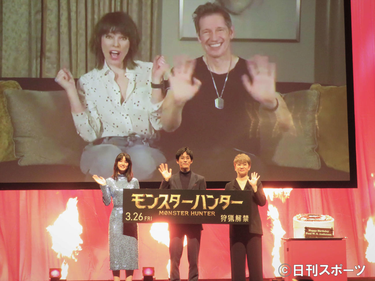米映画「モンスターハンター」ジャパンプレミアムトークショーに出席した上段左からミラ・ジョボビッチ、ポール・W・S・アンダーソン監督、下段左から山崎紘菜、松坂桃李、本田貴子（撮影・三須佳夏）