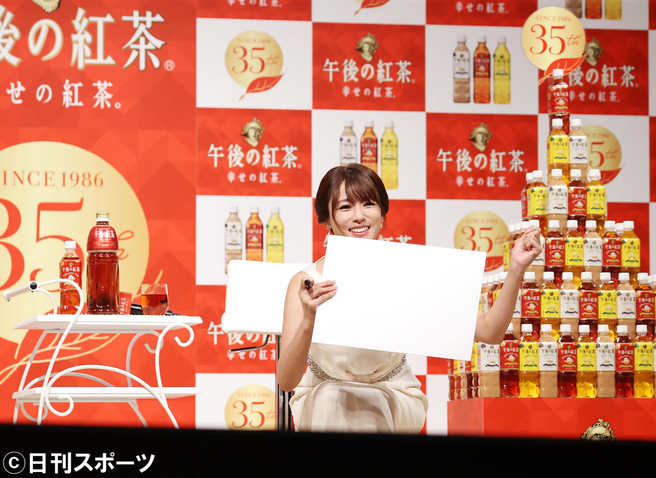 「キリン　午後の紅茶」発売35周年ブランド戦略発表会で笑顔を見せる深田恭子（撮影・垰建太）