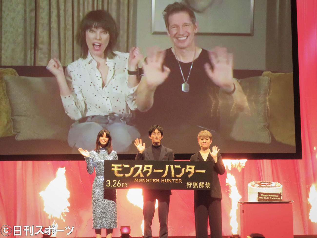 米映画「モンスターハンター」ジャパンプレミアムトークショーに出席した上段左からミラ・ジョボビッチ、ポール・W・S・アンダーソン監督、下段左から山崎紘菜、松坂桃李、本田貴子（撮影・三須佳夏）