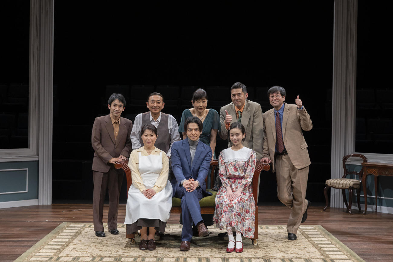 舞台「ほんとうのハウンド警部」に主演する生田斗真（前列中央）。前列左から池谷のぶえ、1人おいて、趣里。後列左から手塚祐介、山崎一、峯村リエ、吉原光夫、鈴木浩介