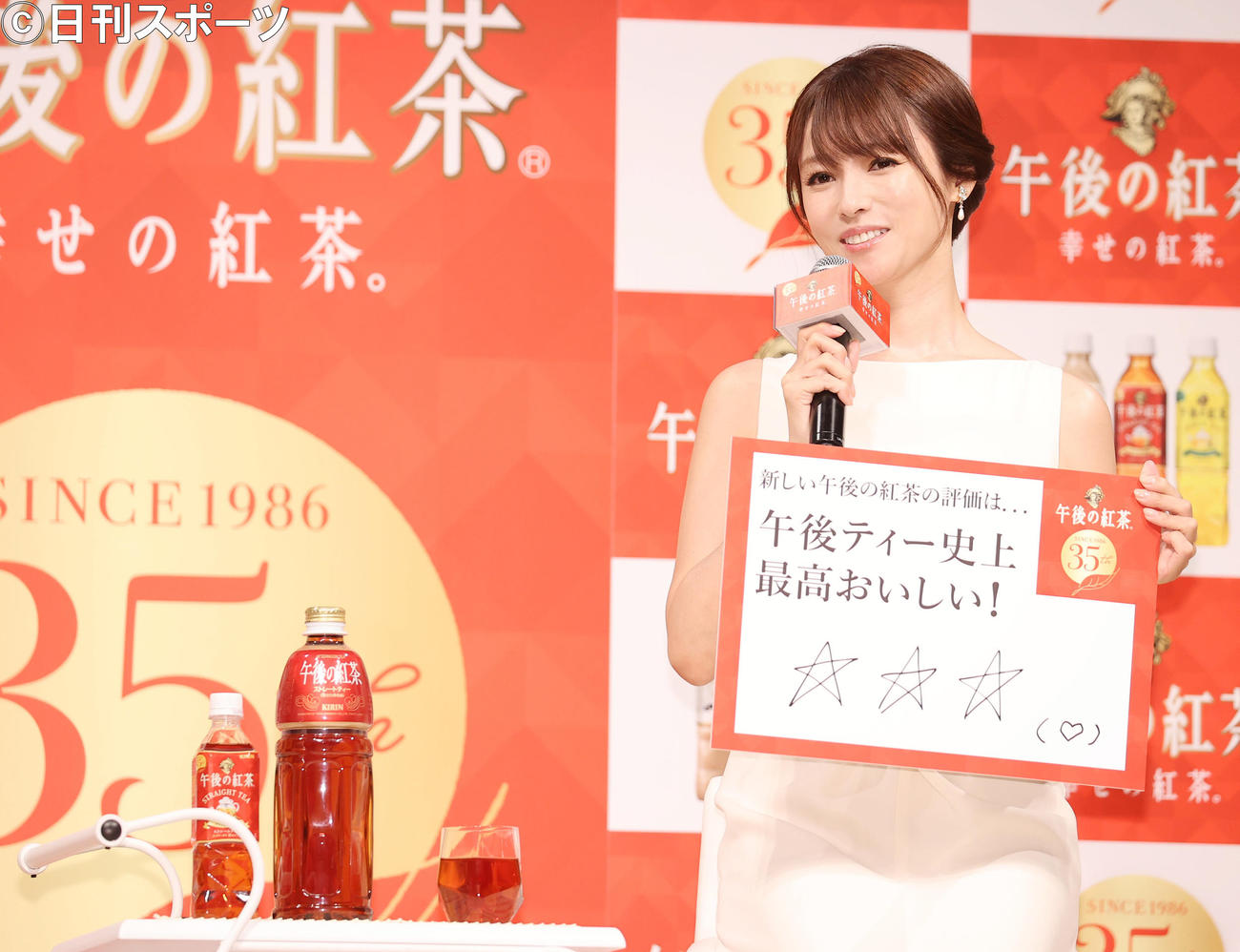 フリップに味の評価を「☆3つ」と記し笑顔を見せる深田恭子
