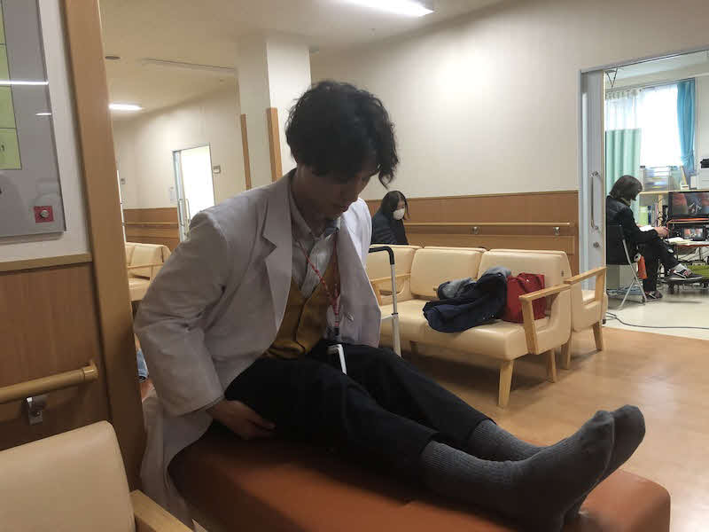 ストレッチをする福士蒼汰（神様のカルテオフィシャルブログより）