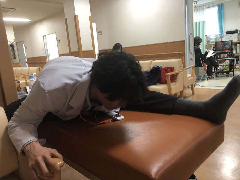 ストレッチをする福士蒼汰（神様のカルテオフィシャルブログより）