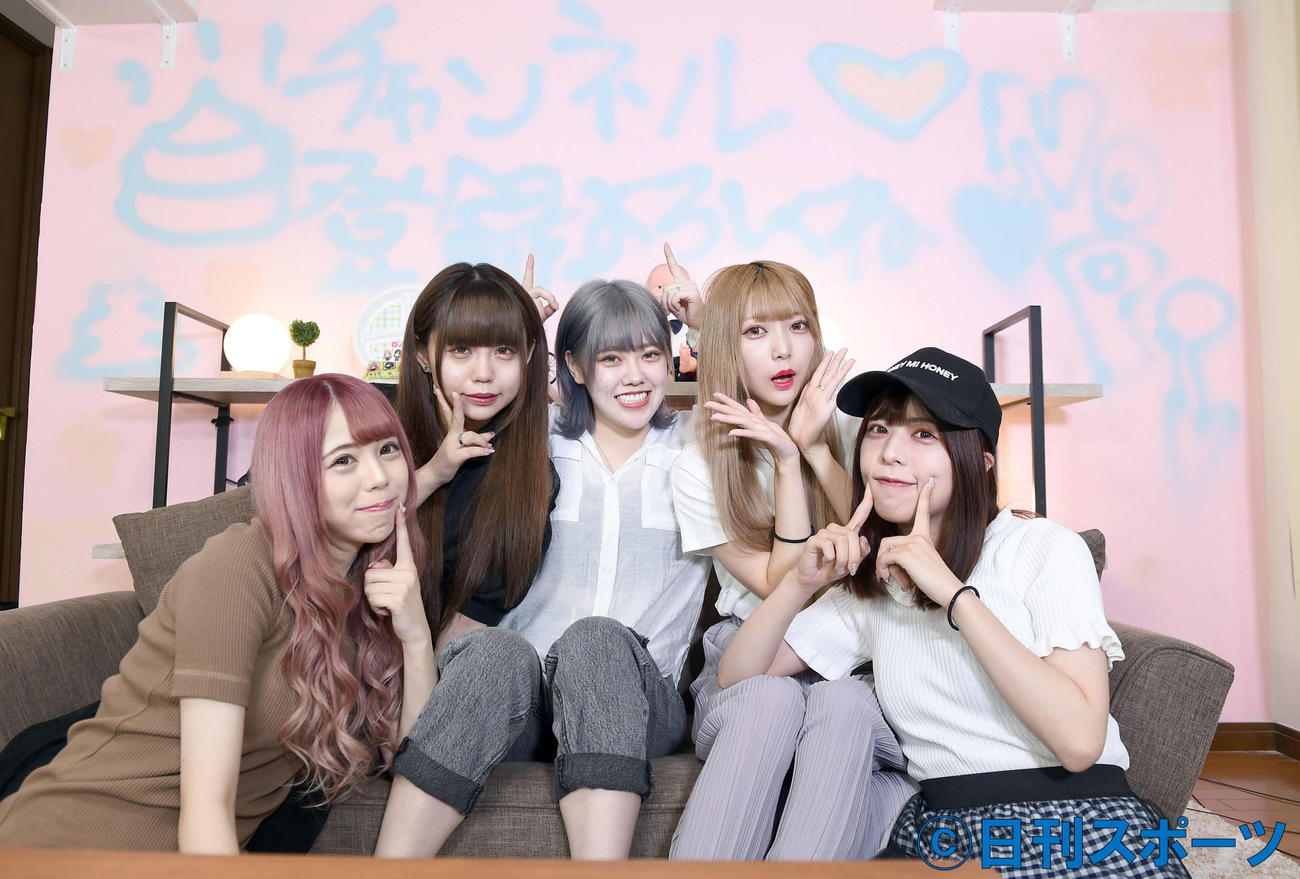 笑顔でポーズを決める、ユーチューバーアイドルおこさまぷれ～と。左からりあら、、ゆいにゃ、のぴ、しゅがー、ちゃき（2020年8月12日撮影）