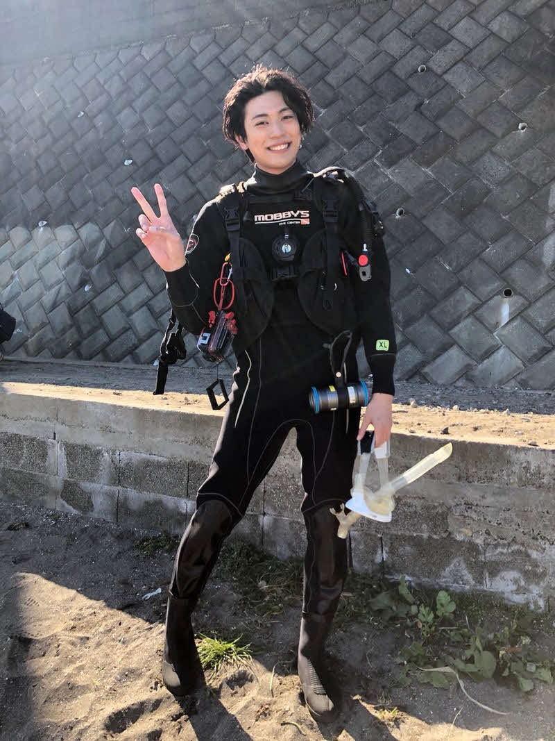 ドライスーツを着た東啓介（「ウチの娘は、彼氏が出来ない!!」オフィシャルブログより）