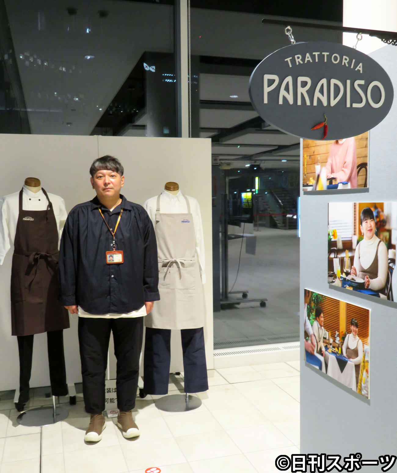 NHK仙台放送会館1階に飾られた「ペペロンチーノ」撮影時使用された衣装や看板、写真を紹介する青木一徳プロデューサー（撮影・村上幸将）