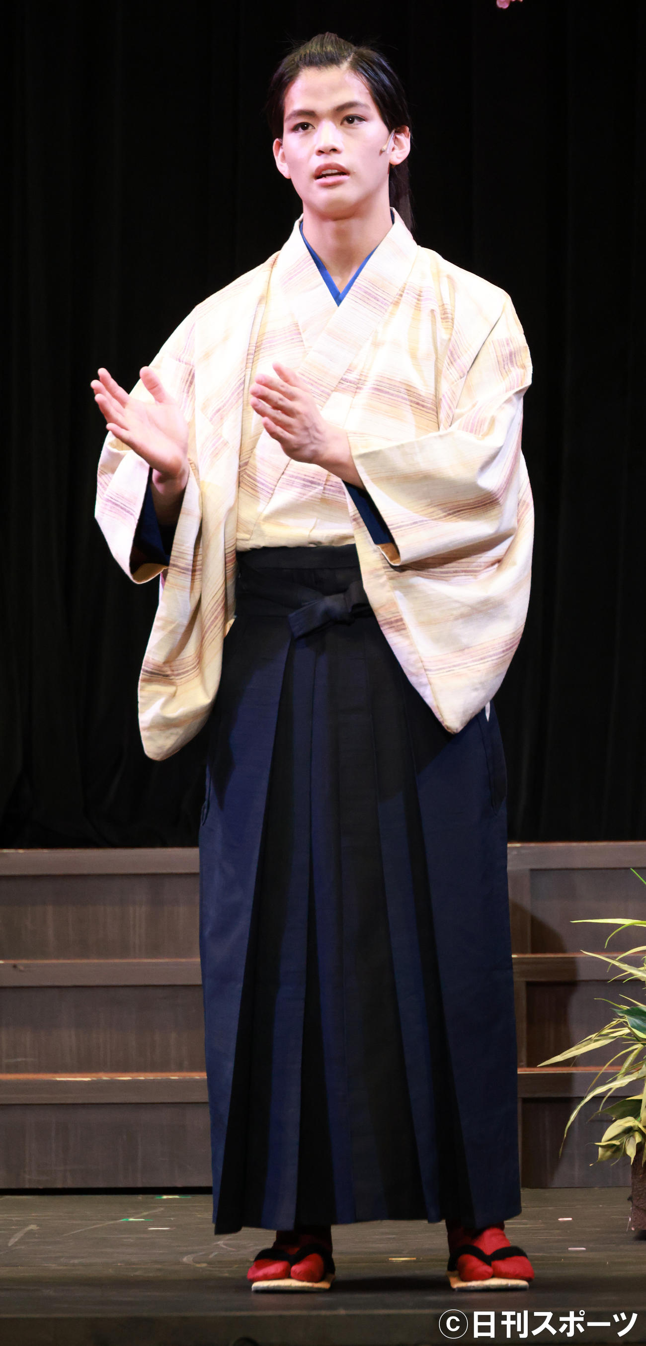 舞台「陽だまりの樹」の開幕直前舞台あいさつをする菅田琳寧（撮影・中島郁夫）