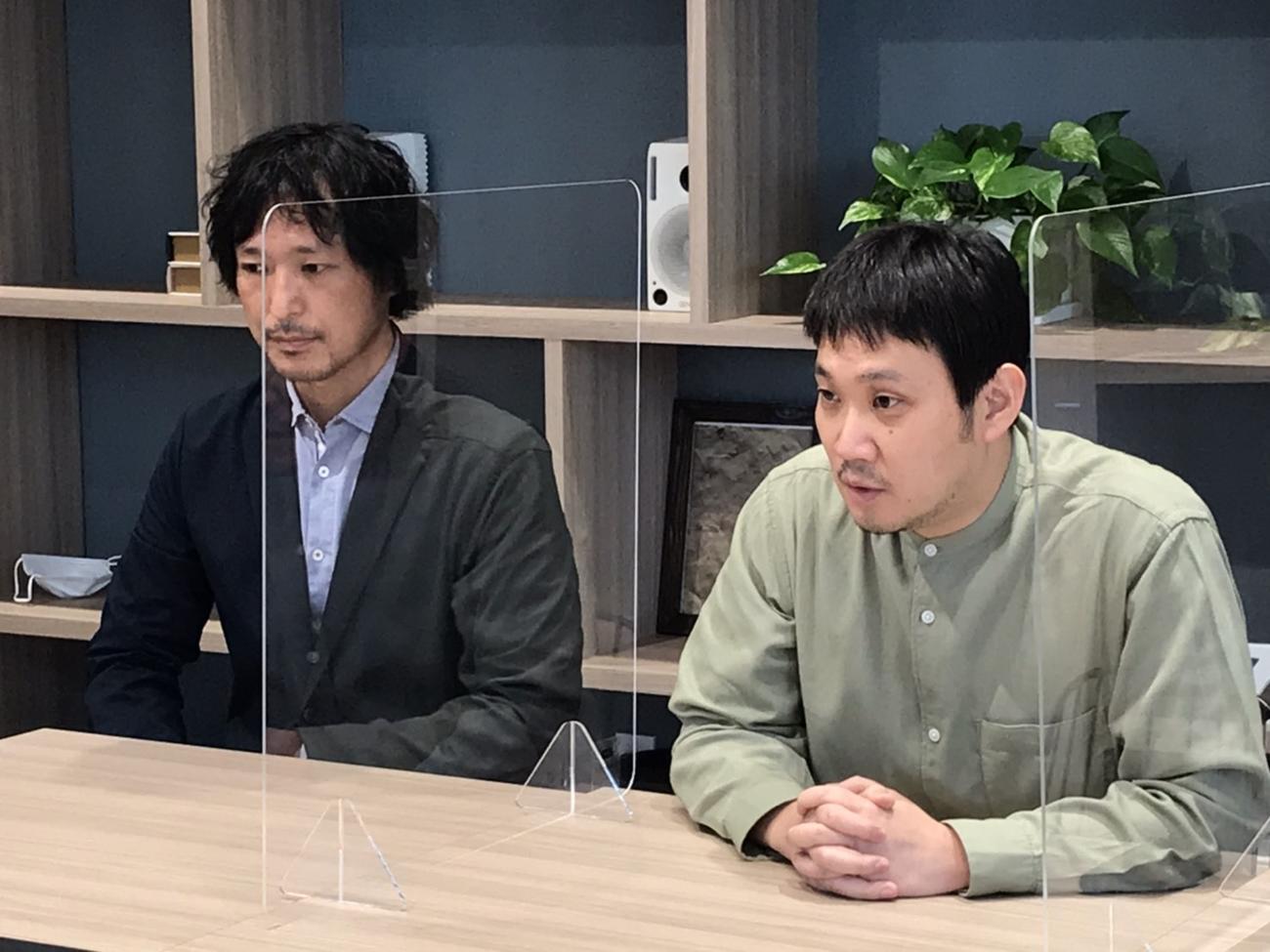 ベルリン映画祭審査員大賞受賞から一夜明け、オンラインで会見を開いた濱口竜介監督（右）と高田聡プロデューサー