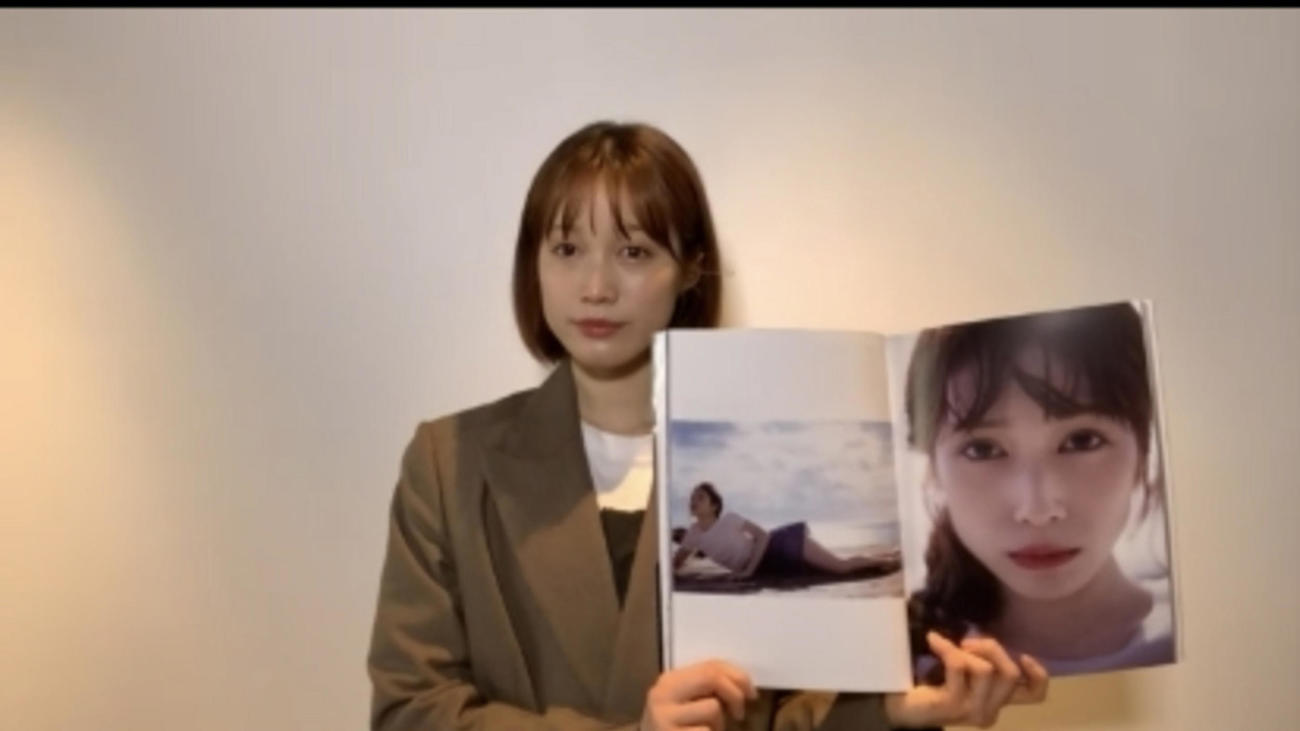 写真集で、お気に入りの1枚を示す中村ゆりか