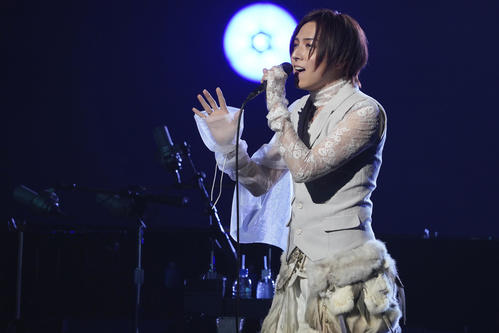オンラインライブで歌唱する蒼井翔太