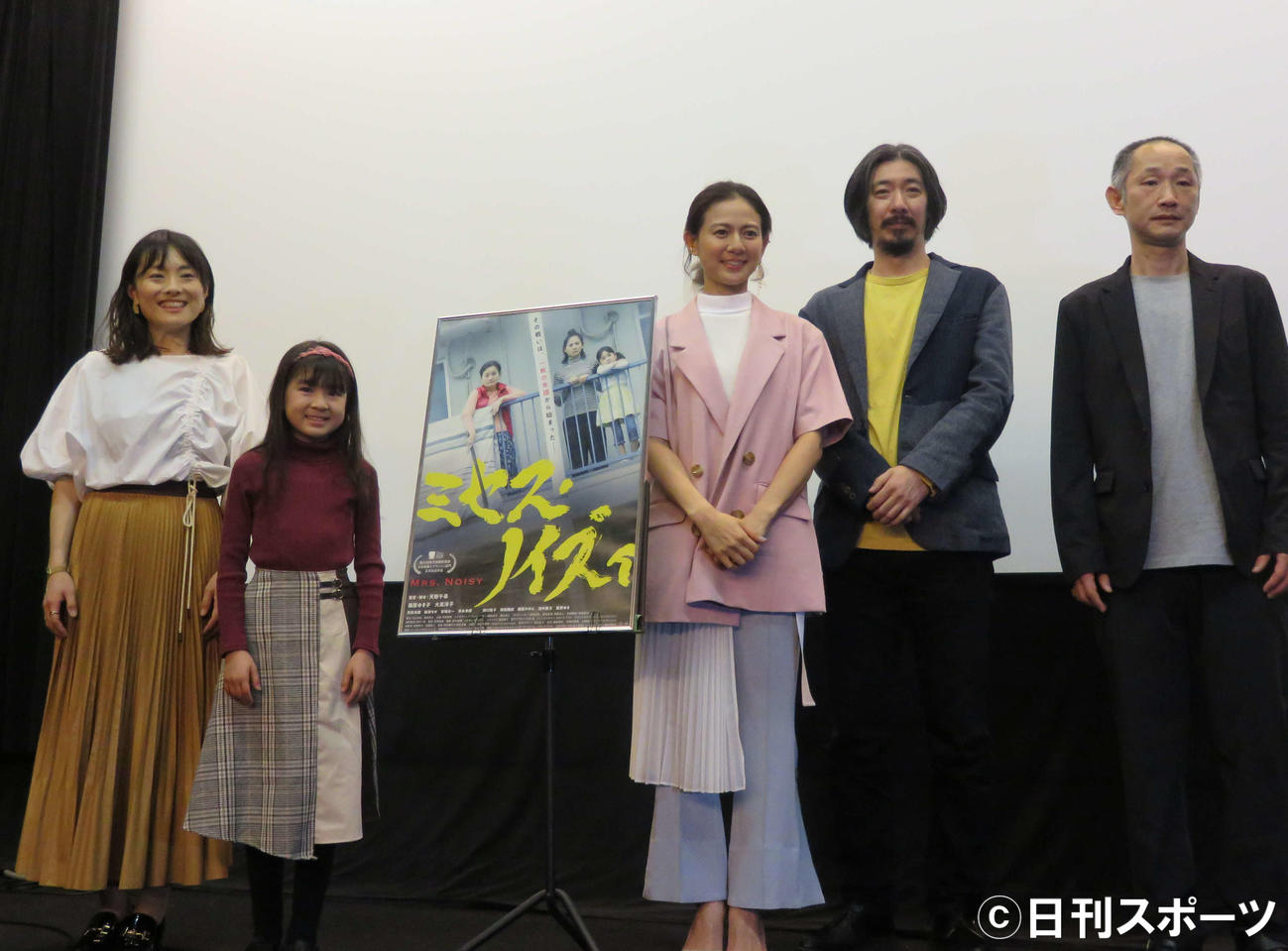映画「ミセス・ノイズィ」のロングラン記念舞台あいさつに出席した、左から天野千尋監督、新津ちせ、篠原ゆき子、長尾卓磨、宮崎太一