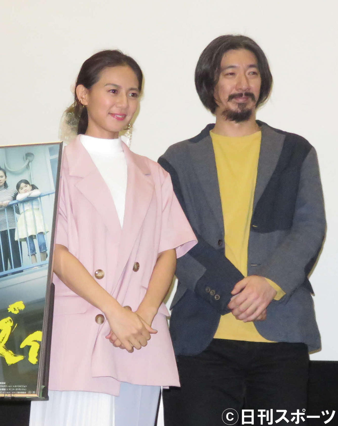 映画「ミセス・ノイズィ」のロングラン記念舞台あいさつに出席した篠原ゆき子、長尾卓磨