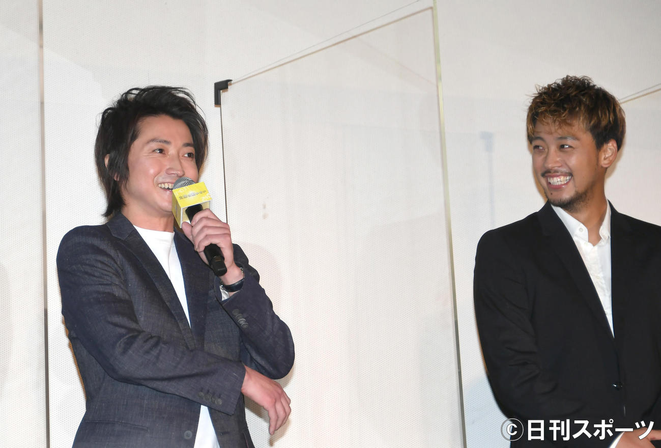 「太陽は動かない」舞台あいさつする藤原竜也。右は竹内涼真（撮影・酒井清司）