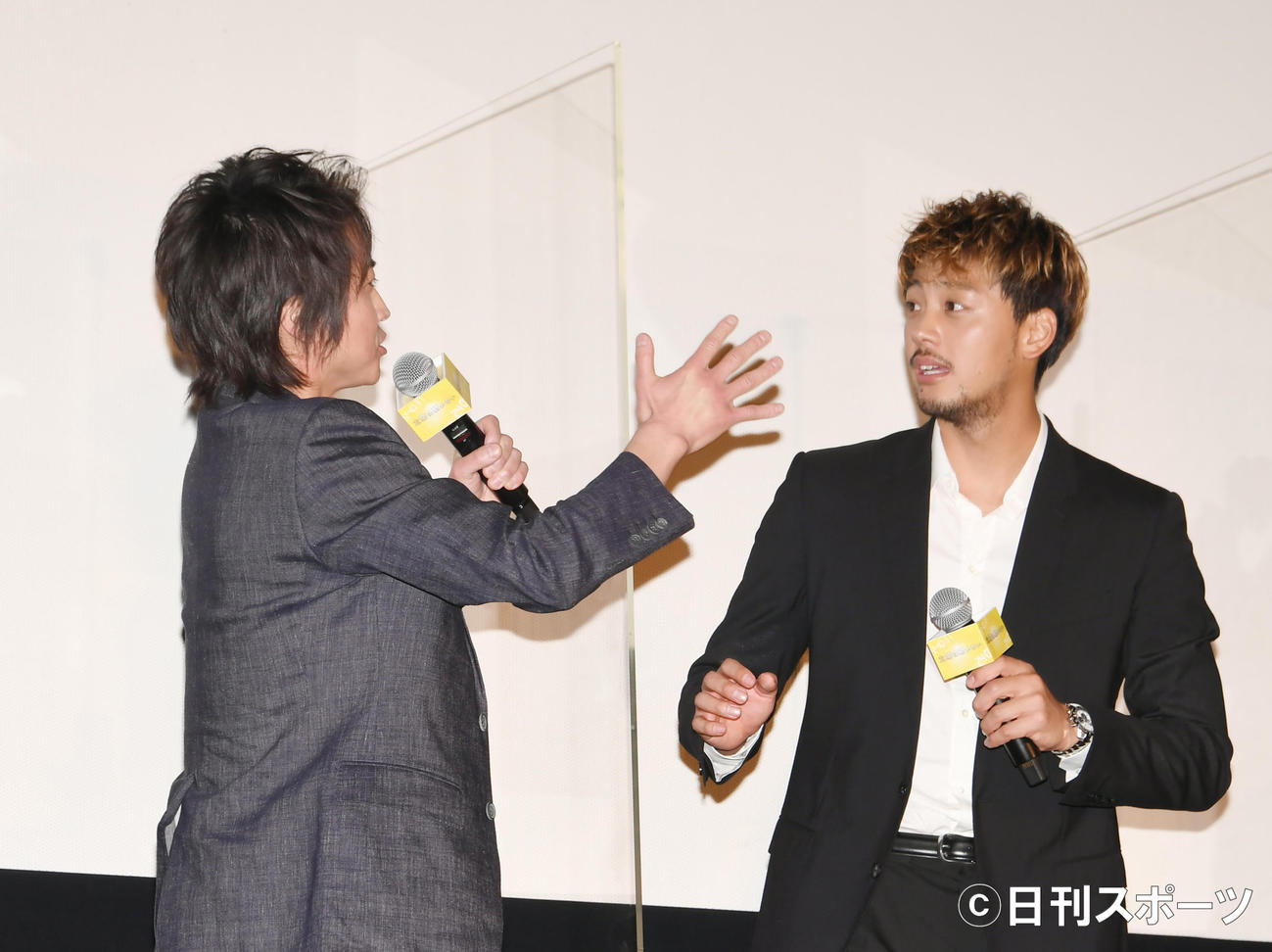 「太陽は動かない」舞台あいさつで、会場を沸かせる竹内涼真（右）と藤原竜也（撮影・酒井清司）