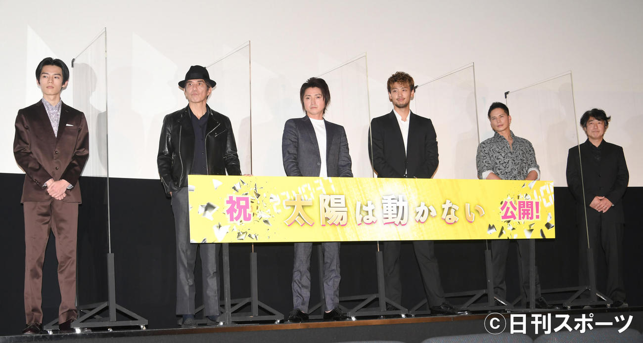 「太陽は動かない」舞台あいさつで、記念撮影する左から日向亘、佐藤浩市、藤原竜也、竹内涼真、市原隼人、羽住監督（撮影・酒井清司）
