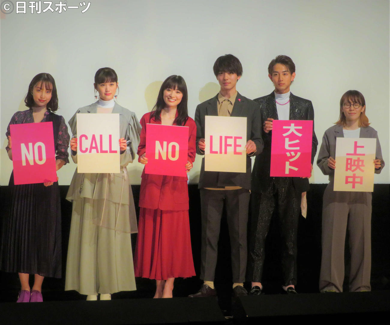 映画「NO CALL NO LIFE」（井樫彩監督）の公開記念舞台あいさつに出席した、左から山田愛奈、小西桜子、優希美青、井上祐貴、駒木根葵汰、井樫彩監督（撮影・三須佳夏）