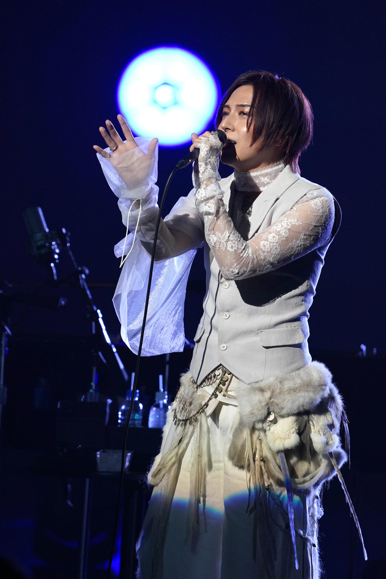 オンラインライブで歌唱する蒼井翔太