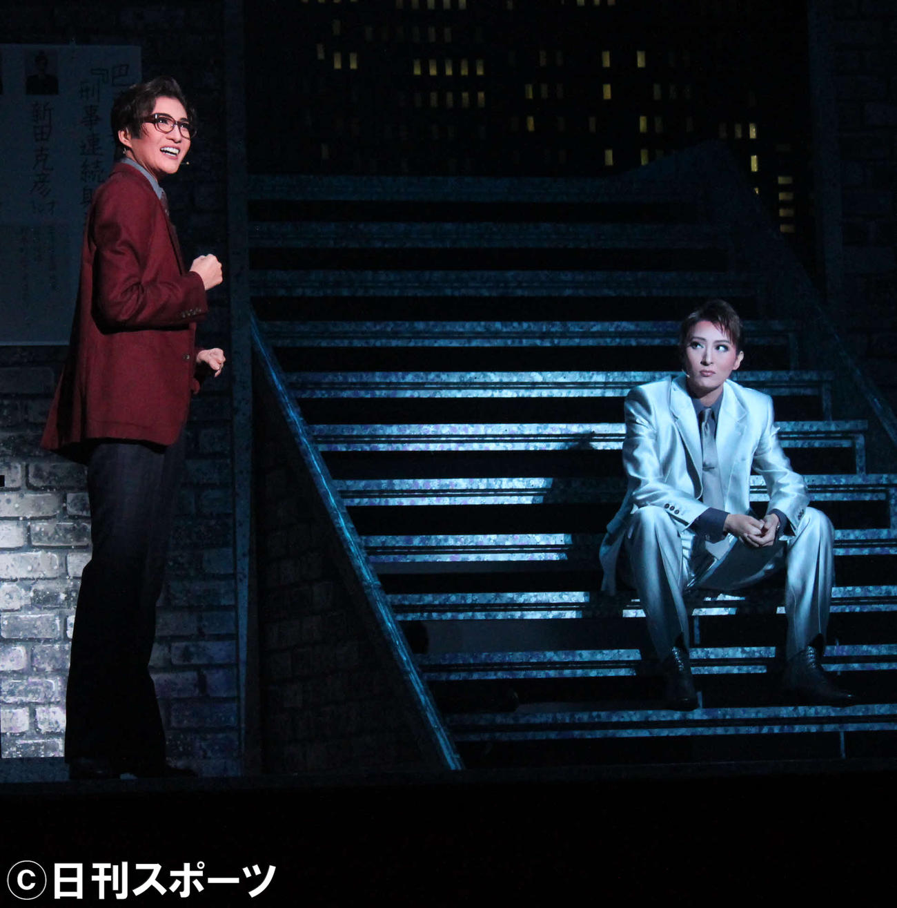 プレ退団公演で幽霊刑事にふんした月組トップ珠城りょう（左）と、同期の刑事を演じた月組スター鳳月杏（撮影・村上久美子）