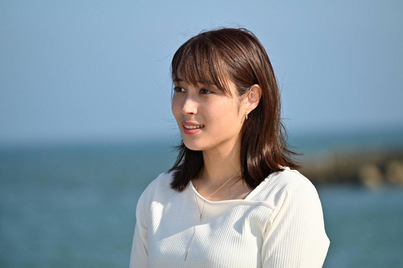 澪（広瀬アリス）は元春と初デートの海辺に来る（C）フジテレビ