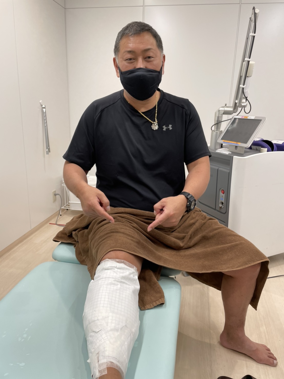東京・湘南美容クリニック新宿本院で、右足にピコレーザー入れ墨除去治療を受けた清原和博氏