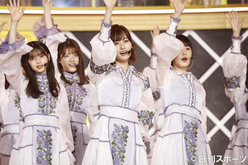 「9th YEAR BIRTHDAY LIVE」でパフォーマンスする乃木坂46。手前中央は山下美月。左は齋藤飛鳥